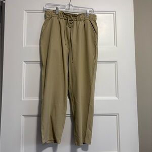 Lululemon Stretch High Rise Crop 23" Size 8 
Trench